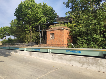 南陽內(nèi)鄉(xiāng)寶天曼水泥18m-200噸地磅